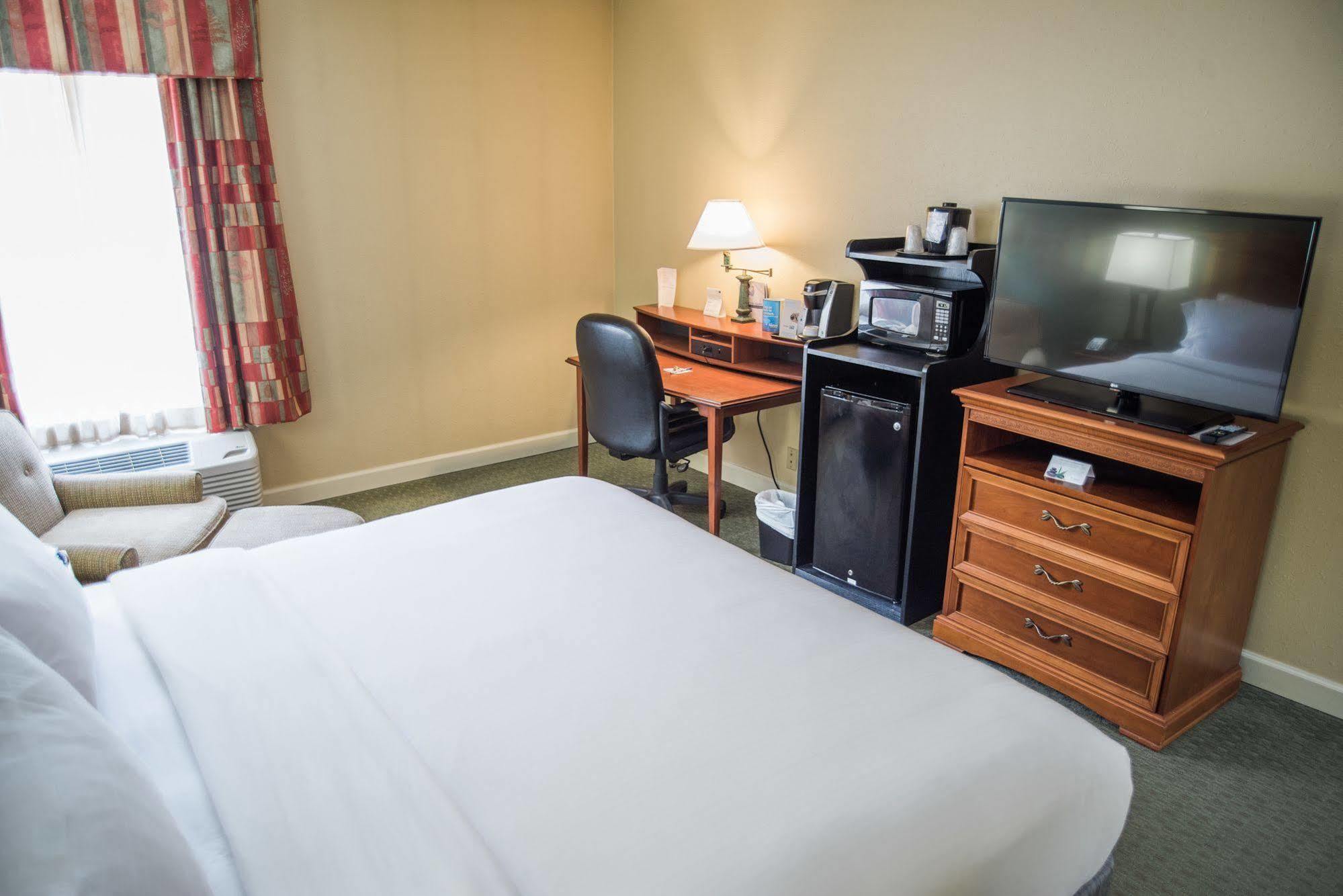 Holiday Inn Express Hotel & Suites Conover - Hickory Area By Ihg Bagian luar foto