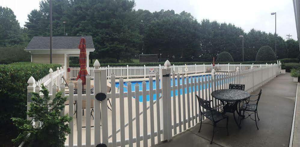 Holiday Inn Express Hotel & Suites Conover - Hickory Area By Ihg Bagian luar foto